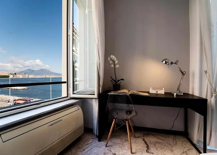 Seaside Caracciolo بيت ضيافة نابولي